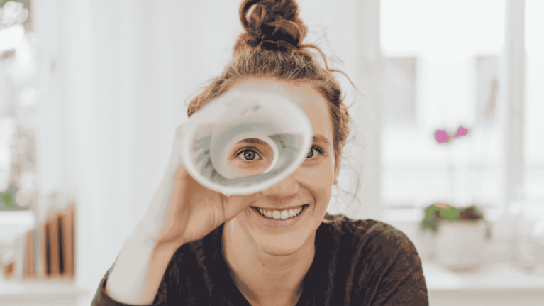 Frau schaut durch Telefonbucheintrag