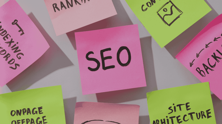 SEO auf Zettel geschrieben mit allem was thematisch dazu passt 
