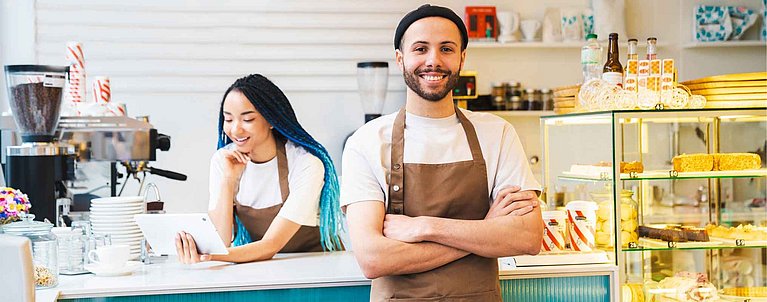 Zwei Personen, welche lokales Marketing betreiben