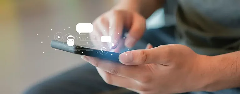 Google Gemini wird auf Handy benutzt