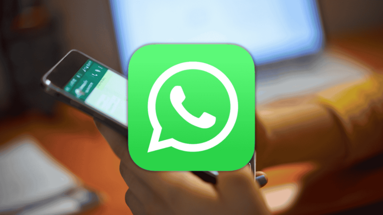 Whatsapp-Logo vor einem Whatsapp-Chat