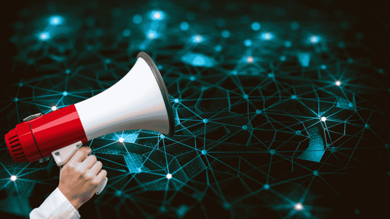 Megaphone vor einem Datennetz für programmatische Werbung