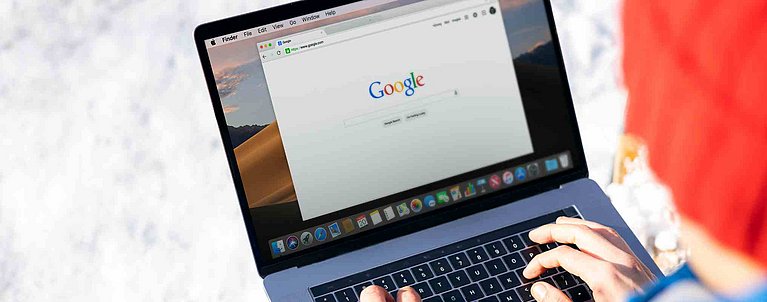 SEO Experte ist am Laptop auf dem Google geöffnet ist