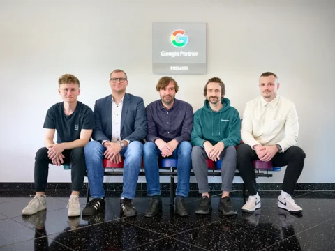 Das SEA Team von krick.com lächelt in die Kamera