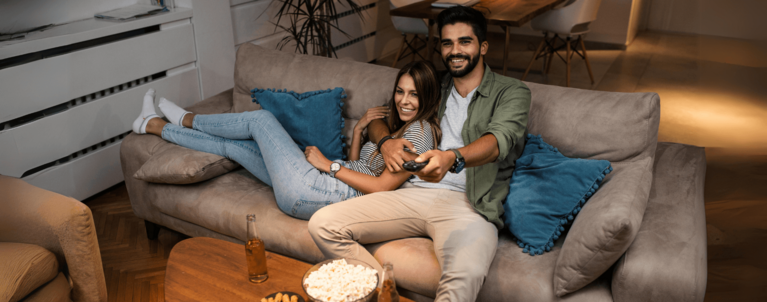 Zwei Personen schauen Fernseher
