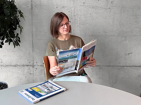 Frau liest das bestellte Telefonbuch