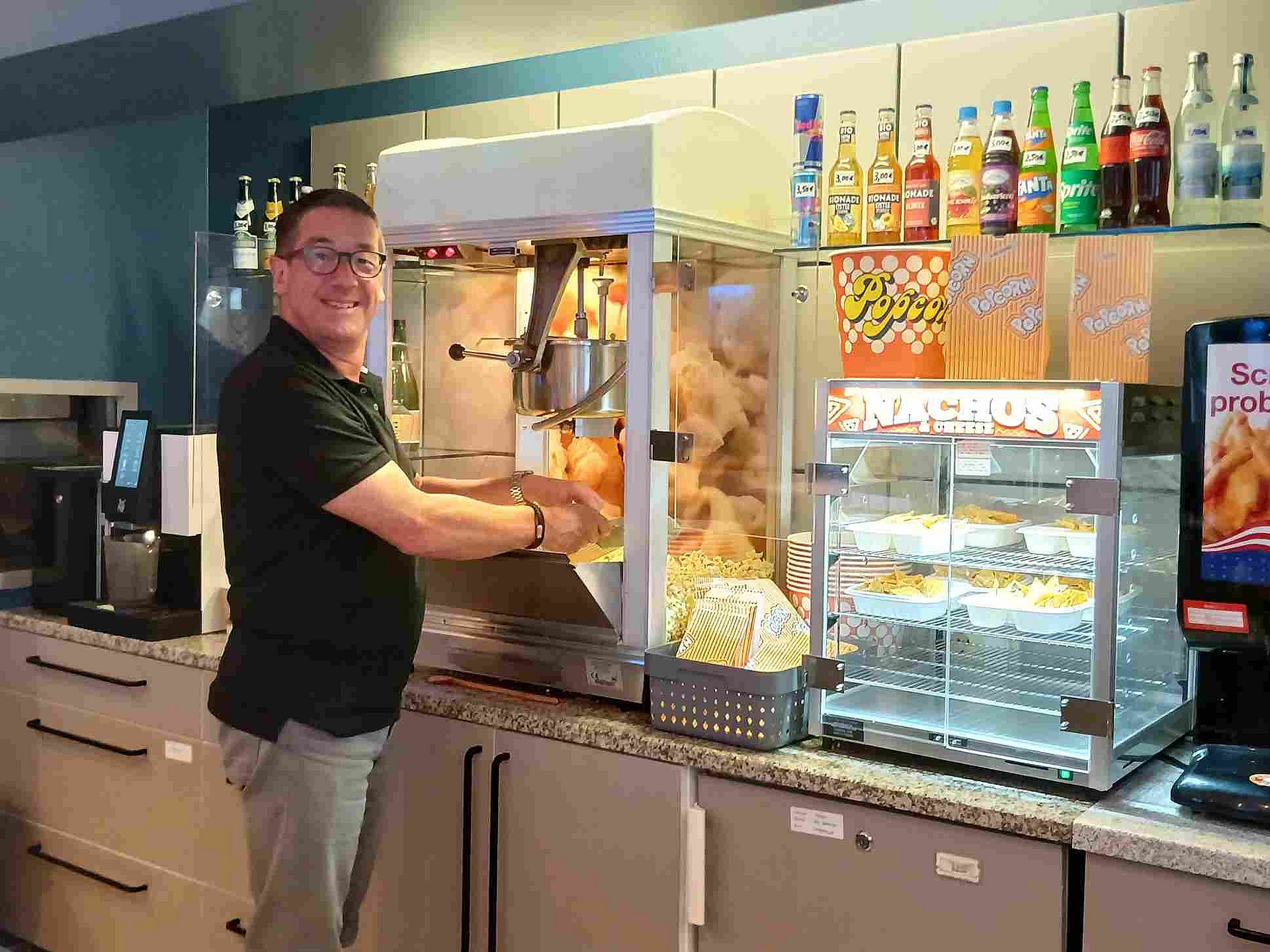 Marcus Götz bedient eine Popcornmaschine