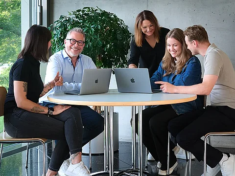das Sales team der krick.com berät sich