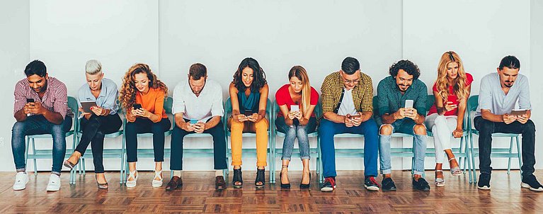 Junge Erwachsene sind über ihr Handy auf Social Media