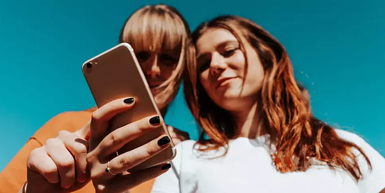 Zwei Frauen lesen News bei Instagram