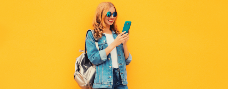 Eine Frau schaut auf ihrem Handy Social Media