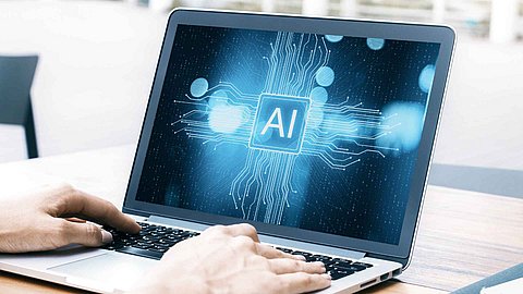 Laptop mit AI Logo