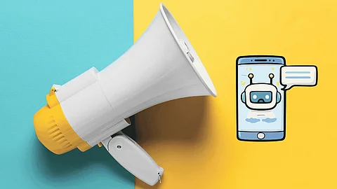 Megafon auf neutralem Hintergrund mit einem Icon von einem Handy mit Roboter nebendran