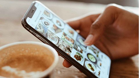 Person bedient Handy