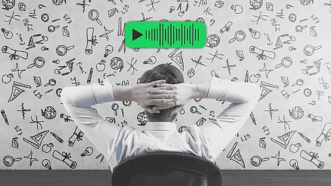 Mann schaut auf Spotify Werbung