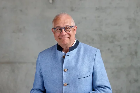 Geschäftsführer Dr. Klaus Mapara lächelt in Kamera