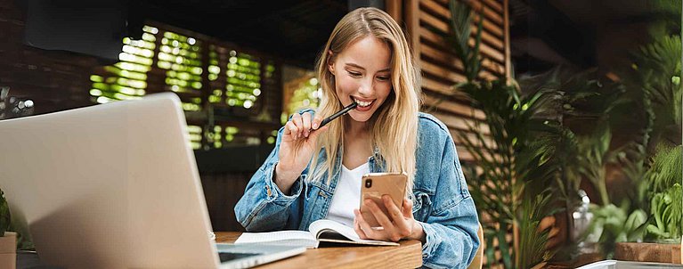 Frau überlegt sich Content Ideen für Social Media im Sommerloch