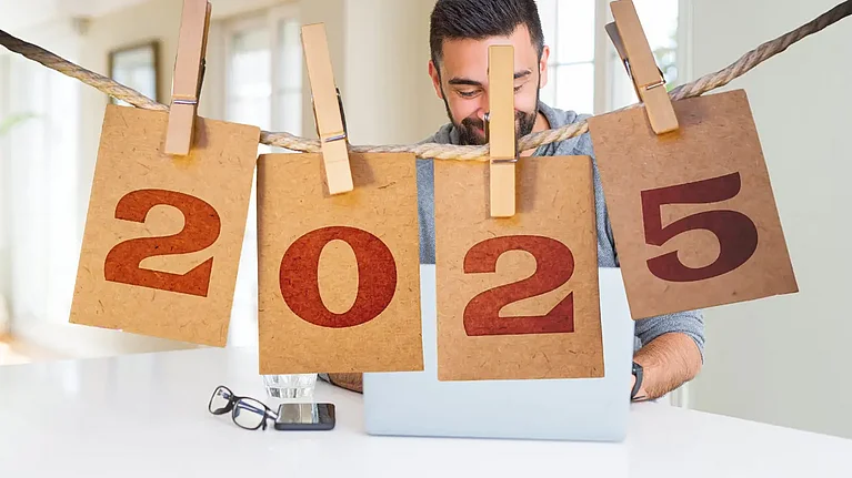 Kalender 2025 welcher aktuelle rechtliche und praktisch Anforderungen von Unternehmenswebsite darstellt