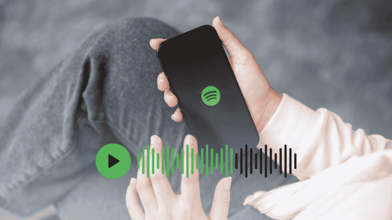 Frau hört Podcast Ads auf Spotify