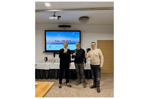 3 Mitarbeiter von krick.com stoßen mit einem Sekt an