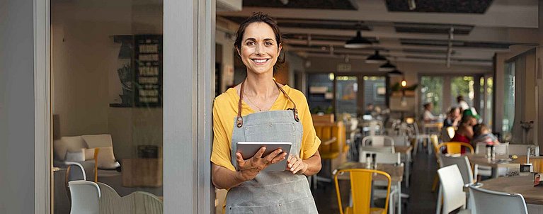 kNetzwerk: Frau hat iPad in der Hand