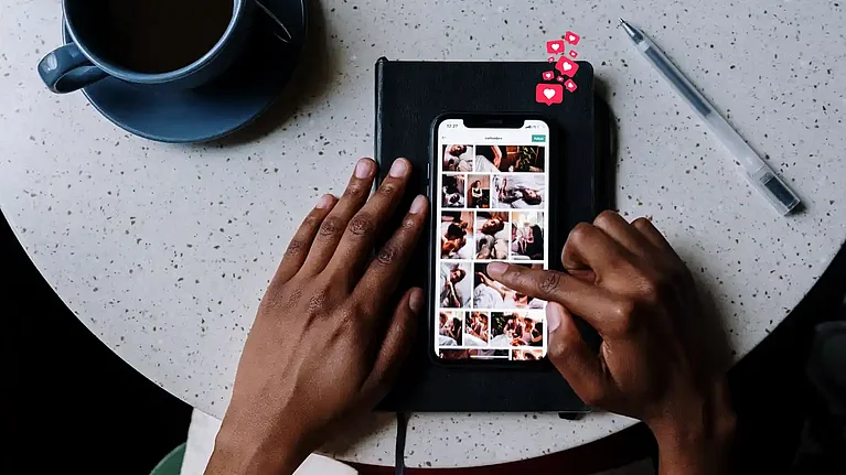 Person scrollt durch Social Media