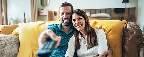 Frau und Mann schauen Fernseher