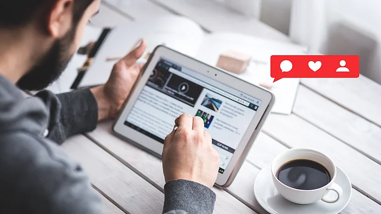 Mann tippt auf iPad und recherchiert Social Media News