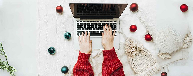 Expertin informiert sich über Onlinemarketing Tipps zum Jahresende