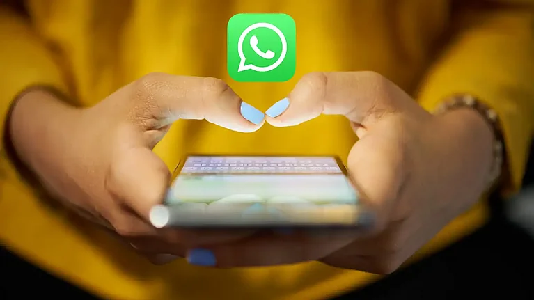 Handy in den Händen einer Frau