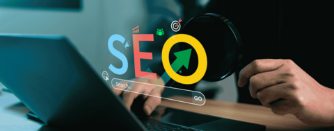 SEO Schrift schwebt über dem Laptop