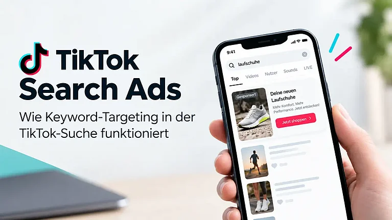 Headerbild zum Blogbeitrag „TikTok Search Ads: Wie Keyword-Targeting in der TikTok-Suche funktioniert“. Minimalistisches Banner mit dem Schriftzug „TikTok Search Ads“ und einem Smartphone, das eine TikTok-Suche nach Laufschuhen mit einer gesponserten Anzeige zeigt. Heller Hintergrund mit dezenten Türkis- und Pink-Akzenten.