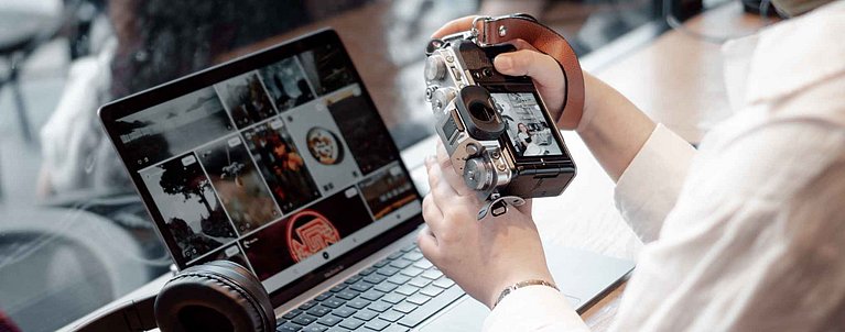 Frau schaut professionelle Business Foto- und Videoaufnahmen an