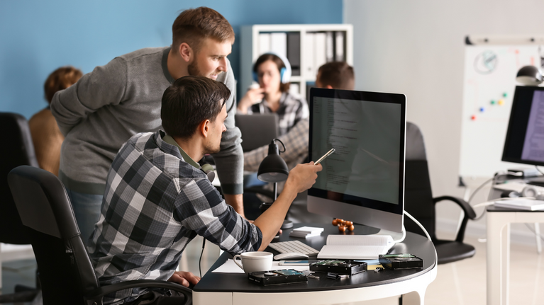Mitarbeiter informieren sich über Typo3 Mythen