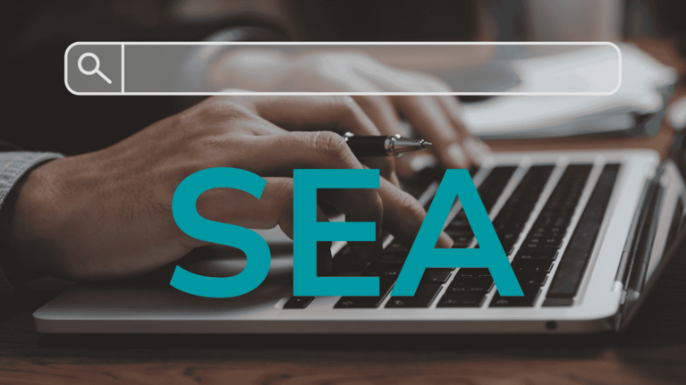 Mann tippt in die Suchleiste: Was ist SEA?