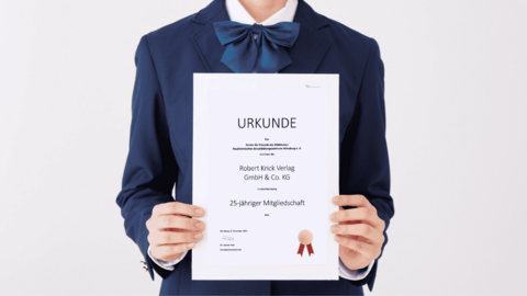 Frau zeigt die Urkunde vom Berufsbildungszentrum für Krick.com