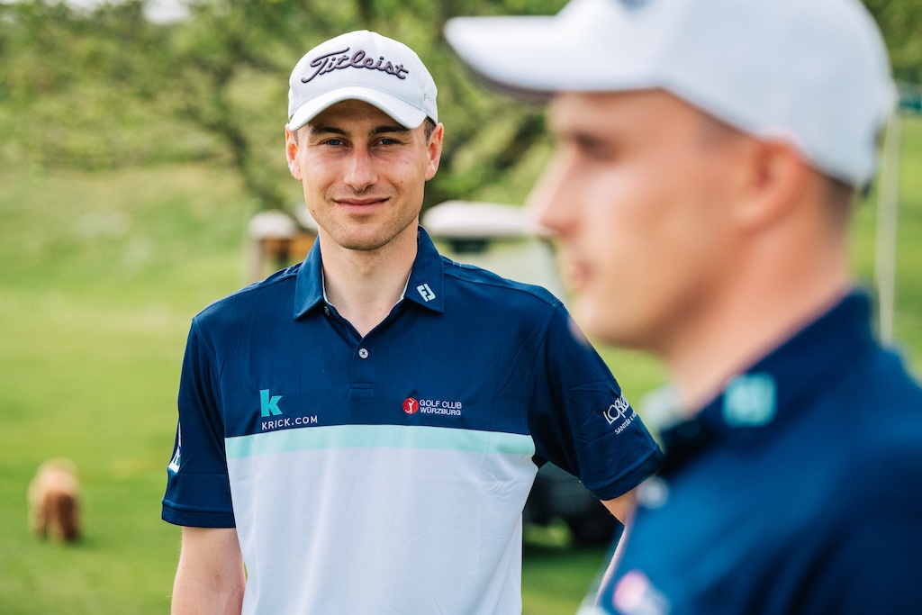 Golfspieler lächelt in Kamera und trägt Trikot mit krick.com Emblem