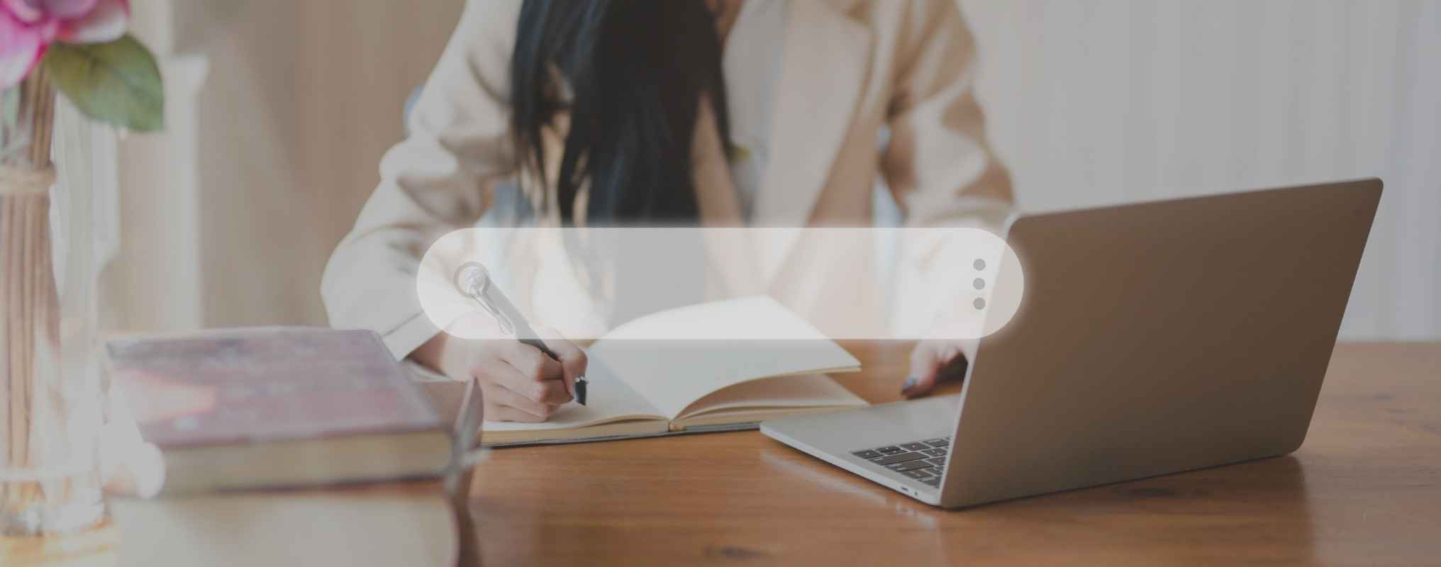 Frau am Laptop vor einem Google Suchfeld