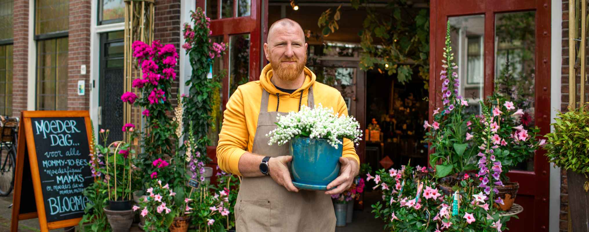 Mann hält Blumentopf in der Hand