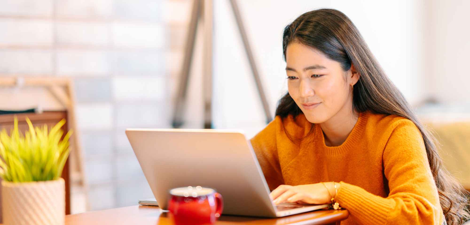 SEA Expertin sitzt vor Laptop