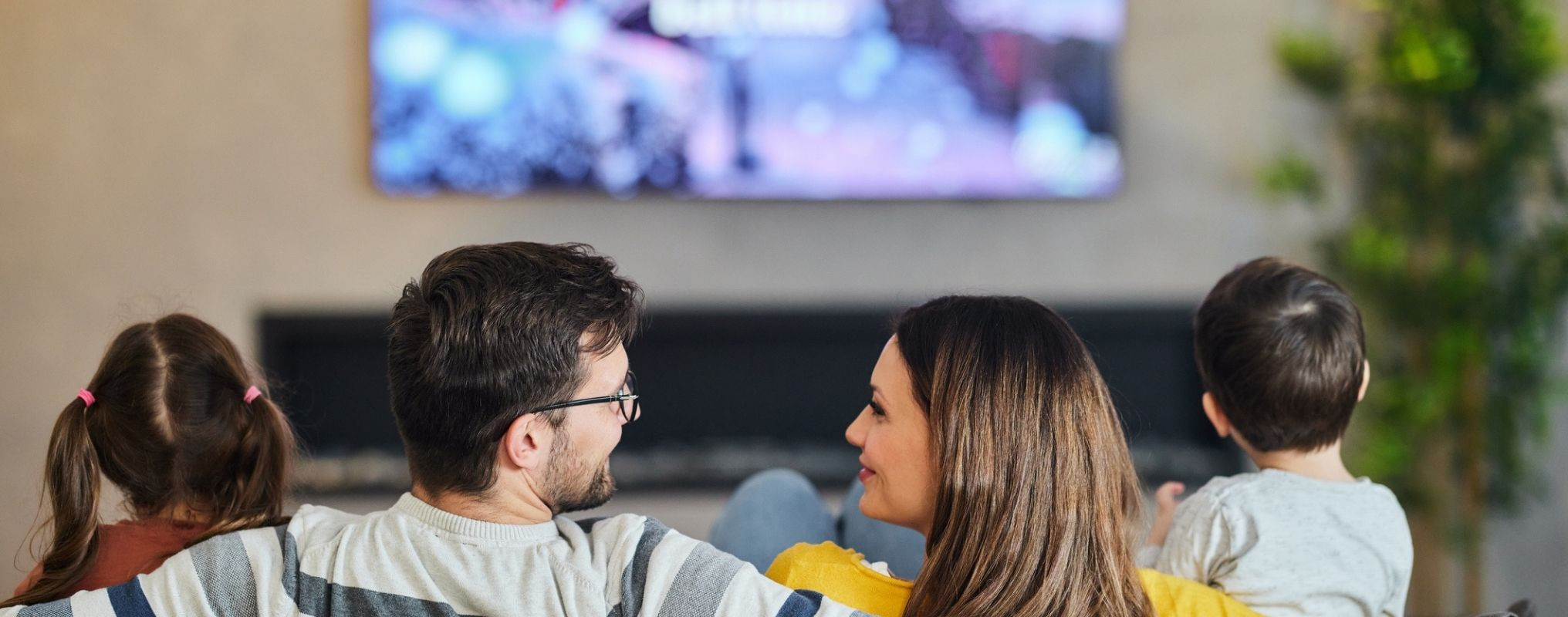 Bild zeigt eine Familie beim Fernsehen
