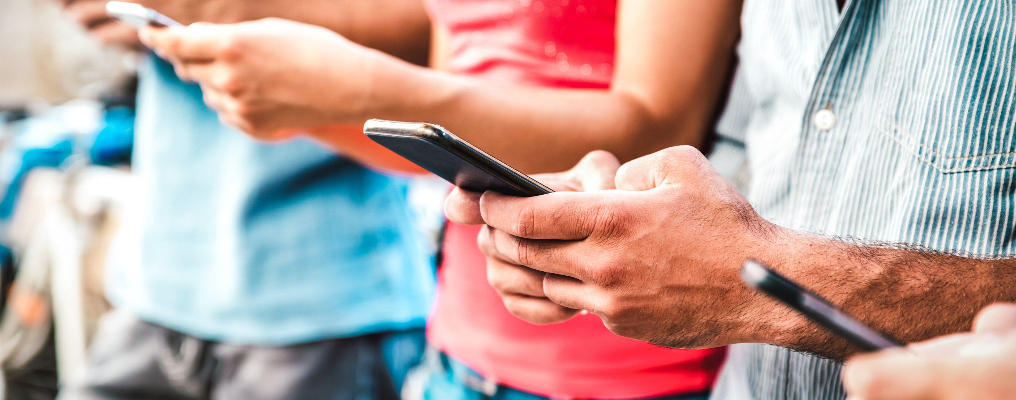Foto von Menschen mit Smartphones für den Blogartikel zu neuen Werbemöglichkeiten auf Threads