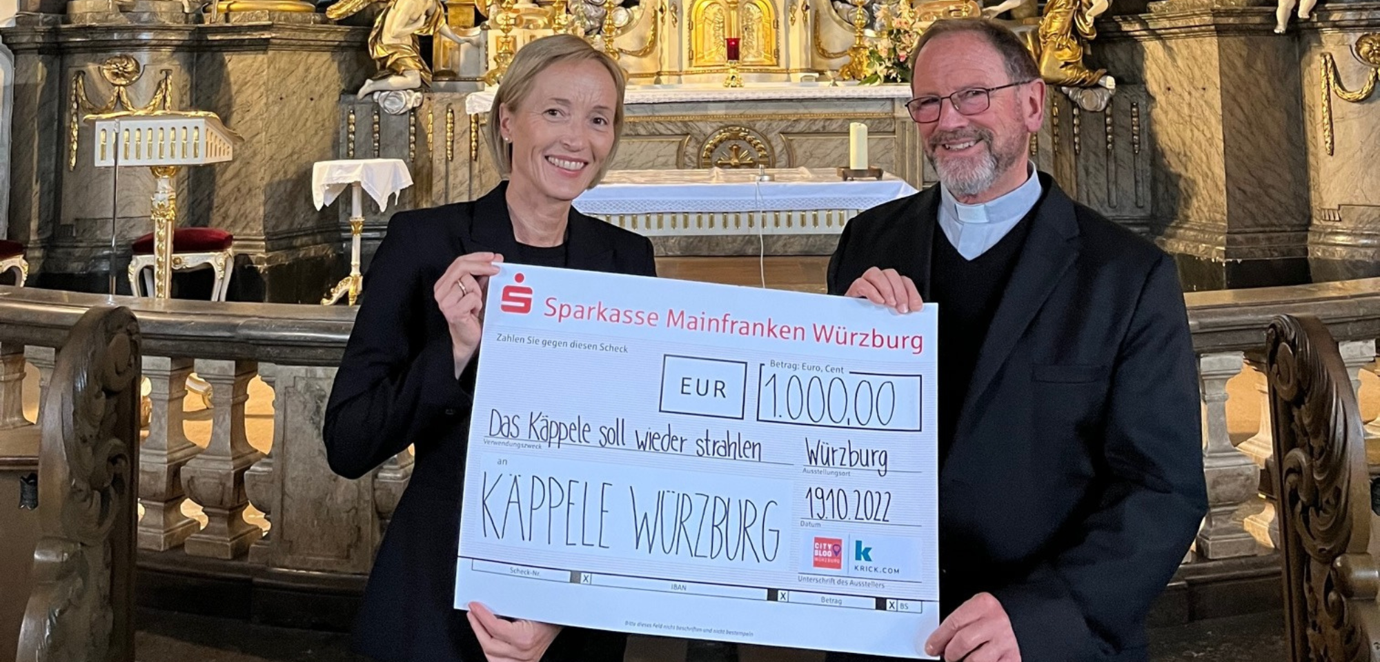 Christina Hartmann übergibt Spendenscheck an Pfarrer Josef Treutlein